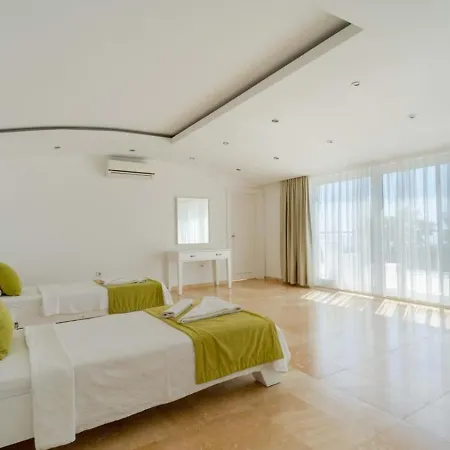 İslamlar 5 Bedroom Secluded With Private Pool Hot Tub קלקן
