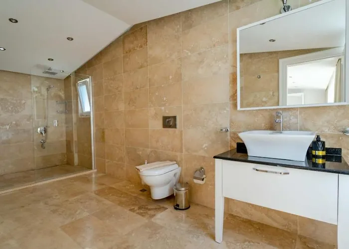 İslamlar 5 Bedroom Secluded With Private Pool Hot Tub